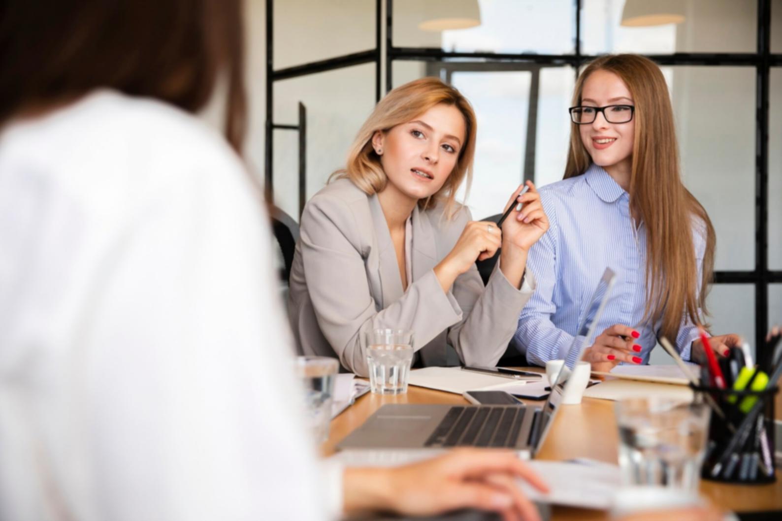 Команда Lenavine за работой над финансовым анализом